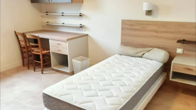 Balcon avec mobilier pour hébergement à Tours.